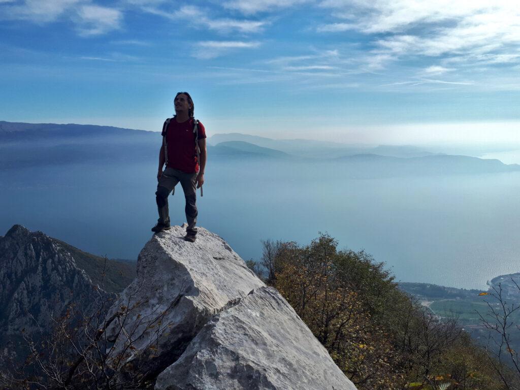 il bellissimo lago di Garda avvolto nella foschia: ma noi si guarda avanti, alla vetta