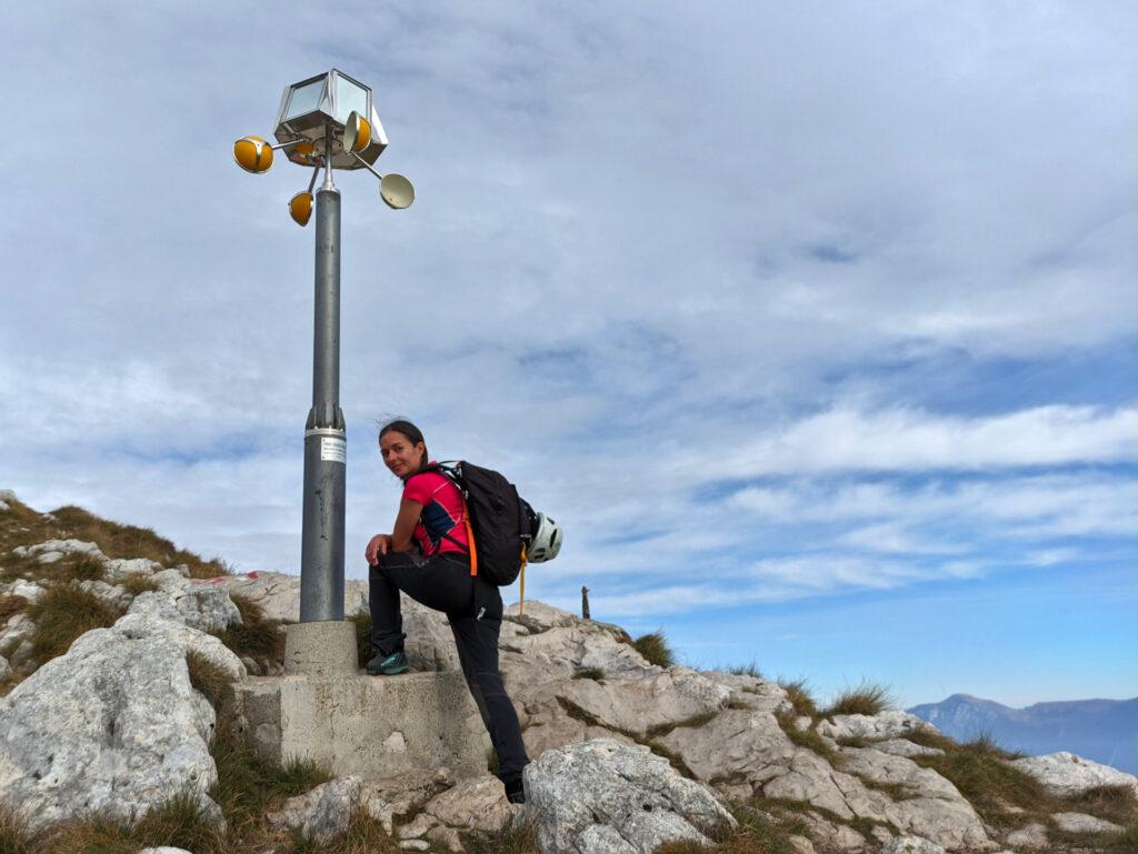 il faro eolico solare che anticipa di qualche minuto la croce di vetta