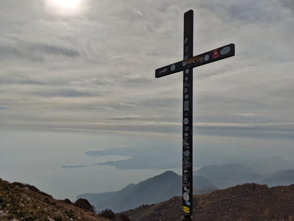 la croce di vetta si staglia contro un cielo che si sta rannuvolando