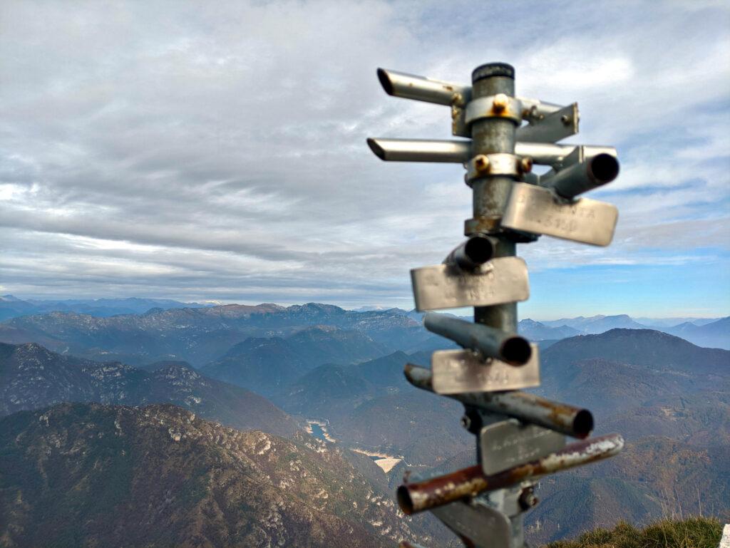 rosa delle cime fatta con piccoli cannocchiali visivi: si vede benissimo la sagoma del Carè Alto