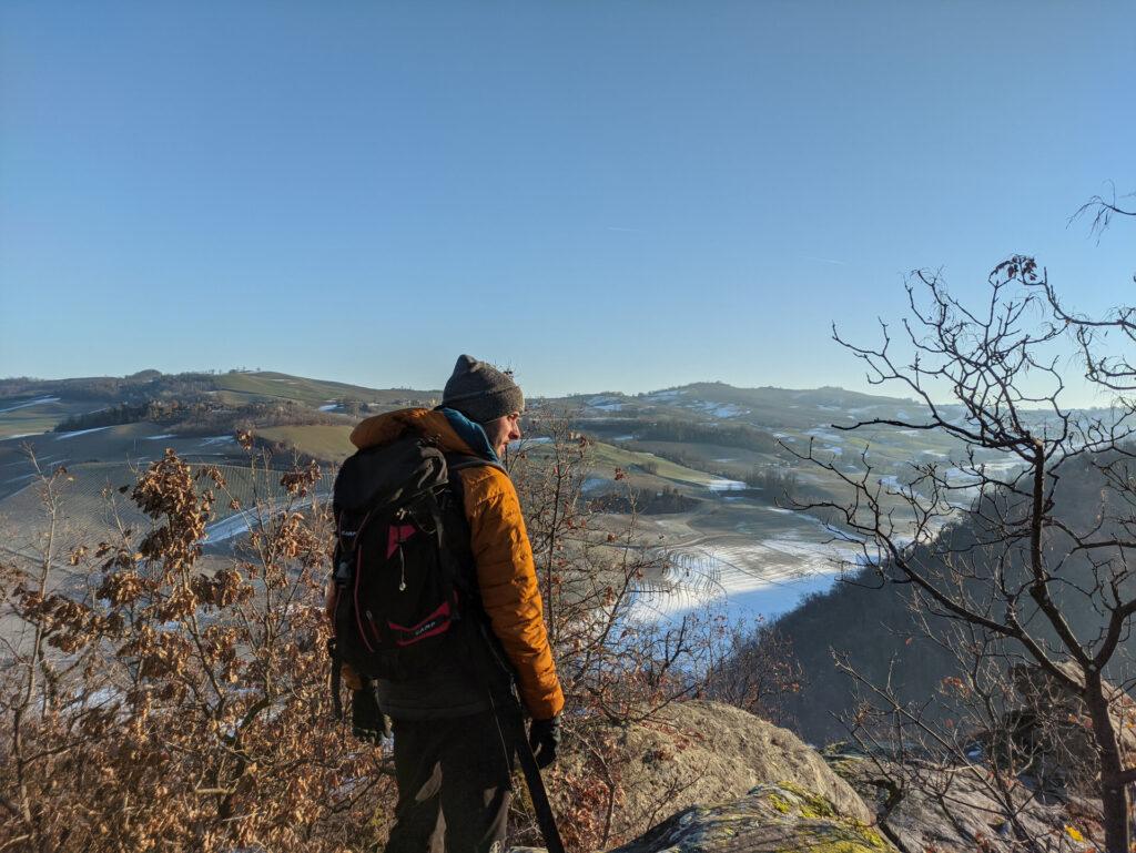 Max si gode il paesaggio da appena sopra l'arrivo della via delle Lucertole