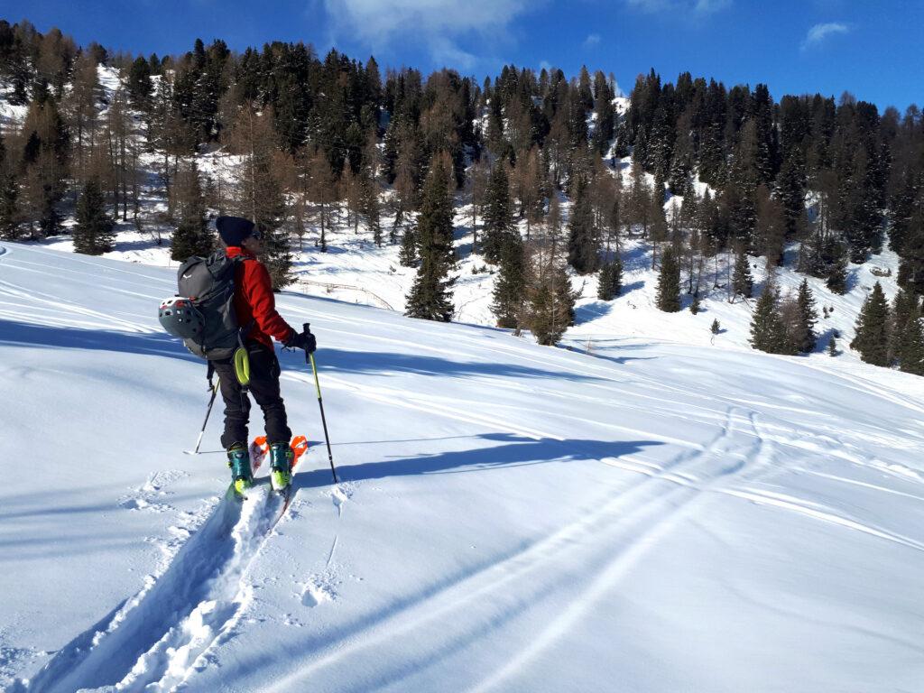 la montagnetta che abbiamo di fronte andrà aggirata sulla sua destra