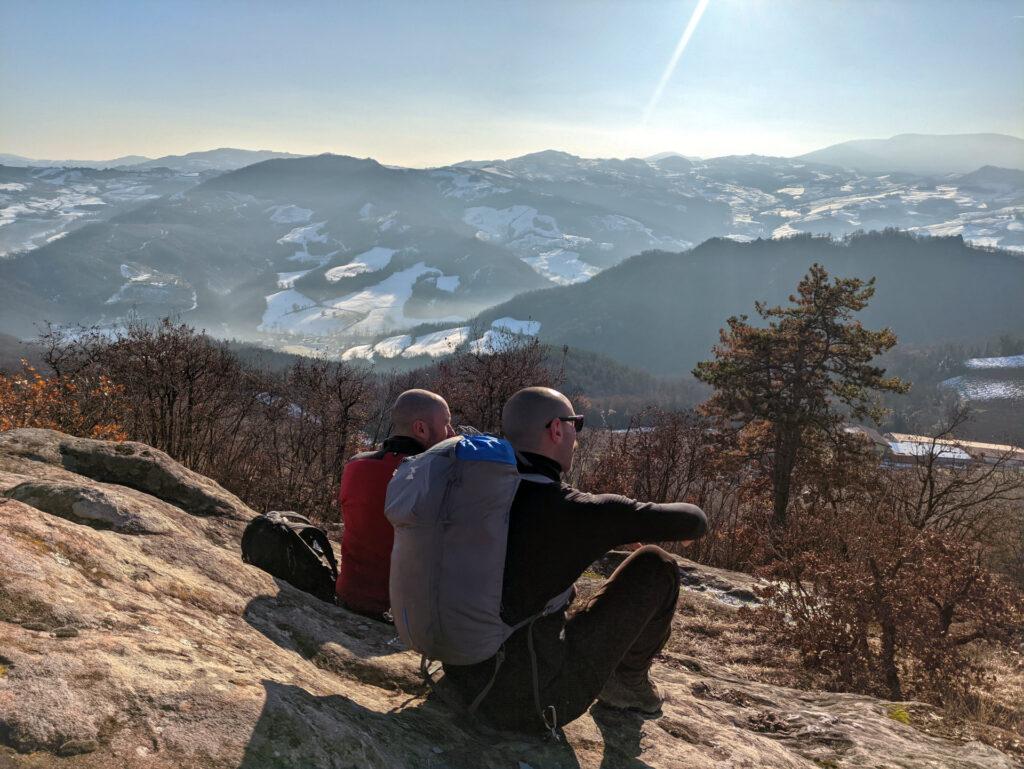 Simo e Simo si godono il paesaggio e il caldo sole