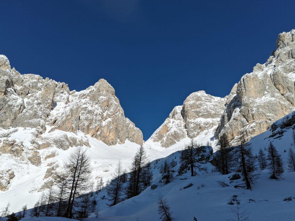 superato il primo risalto, ecco lì la traccia per la cima Sassara che passa nel canalino