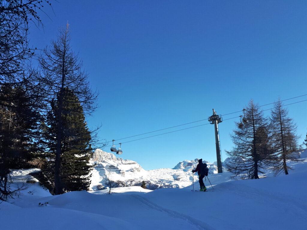 siamo risaliti al passo: quella sopra di noi è la cabinovia Genziana Express