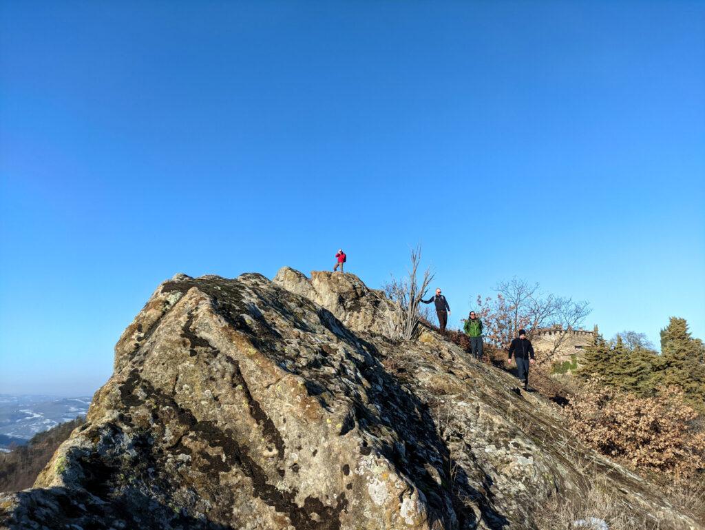 Proprio sotto a questa cresta rocciosa si trova una grotta bellissima