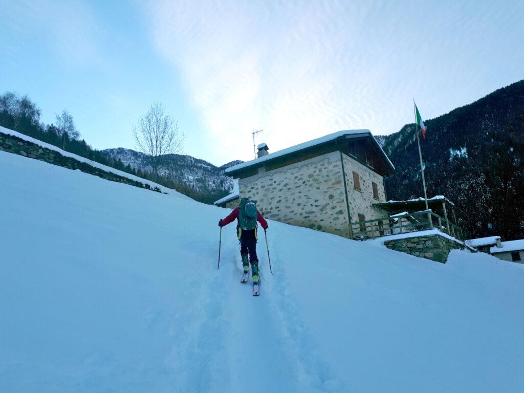 Partiti da poco lungo la strada, troviamo un ragazzo local che ci indica questa traccia nel bosco che taglia qualche tornante per arrivare a Campelli