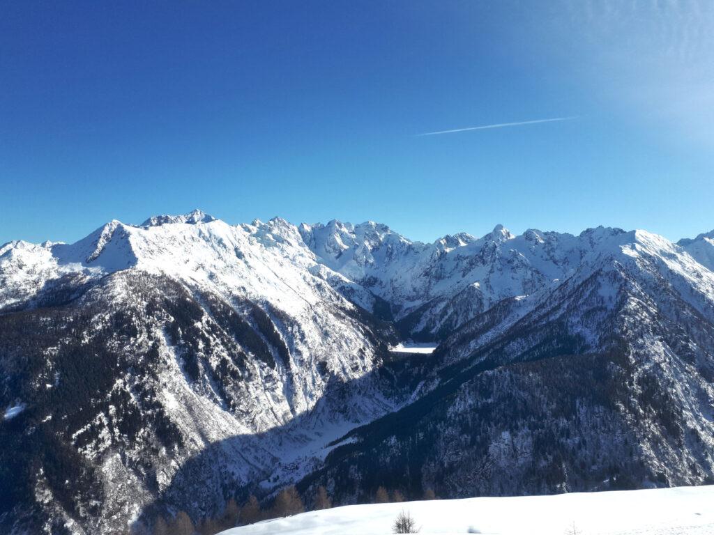 Ed eccoci finalmente in cresta! Splendida vista verso il lago di Scais, il Coca, il Redorta, la Punta di Scais e Cima Soliva per citare le più evidenti