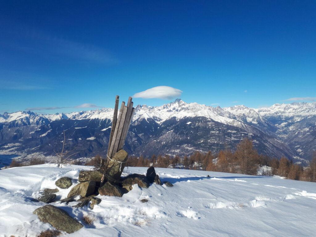 Guardando invece verso nord, ecco il Disgrazia con la sua nuvoletta UFO e l'ometto "di vetta" dell'anticima a cui ci siamo fermati