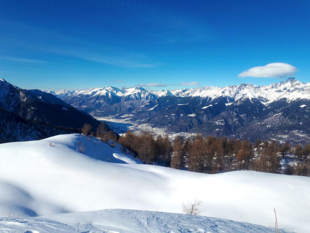 La vista verso la Valtellina con in risalto il Disgrazia, i Corni Bruciati e le vette del Masino