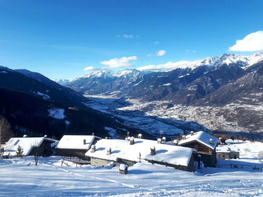 Le case del borgo di Campelli viste con la luce del pomeriggio