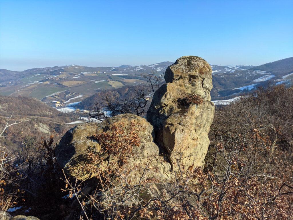 Accanto a questo strano menhir scende il sentiero