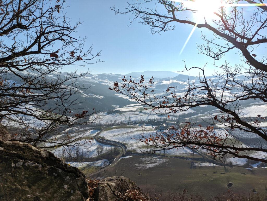 La bella vista verso sud con i colli innevati