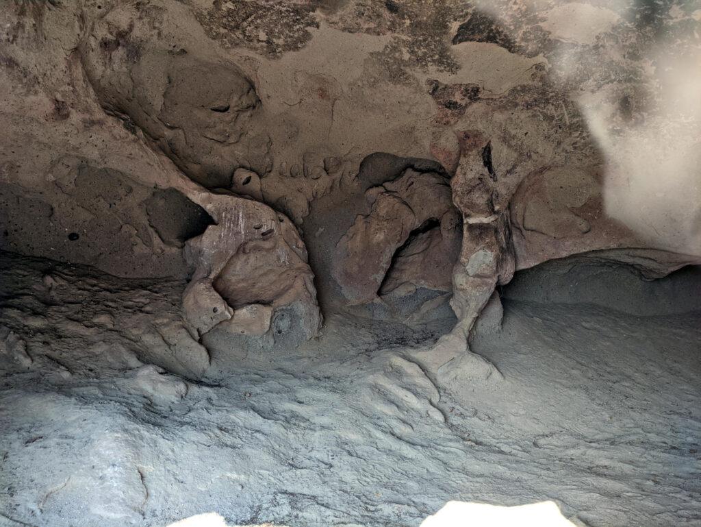 Anche l&#039;interno della grotta è decisamente curioso