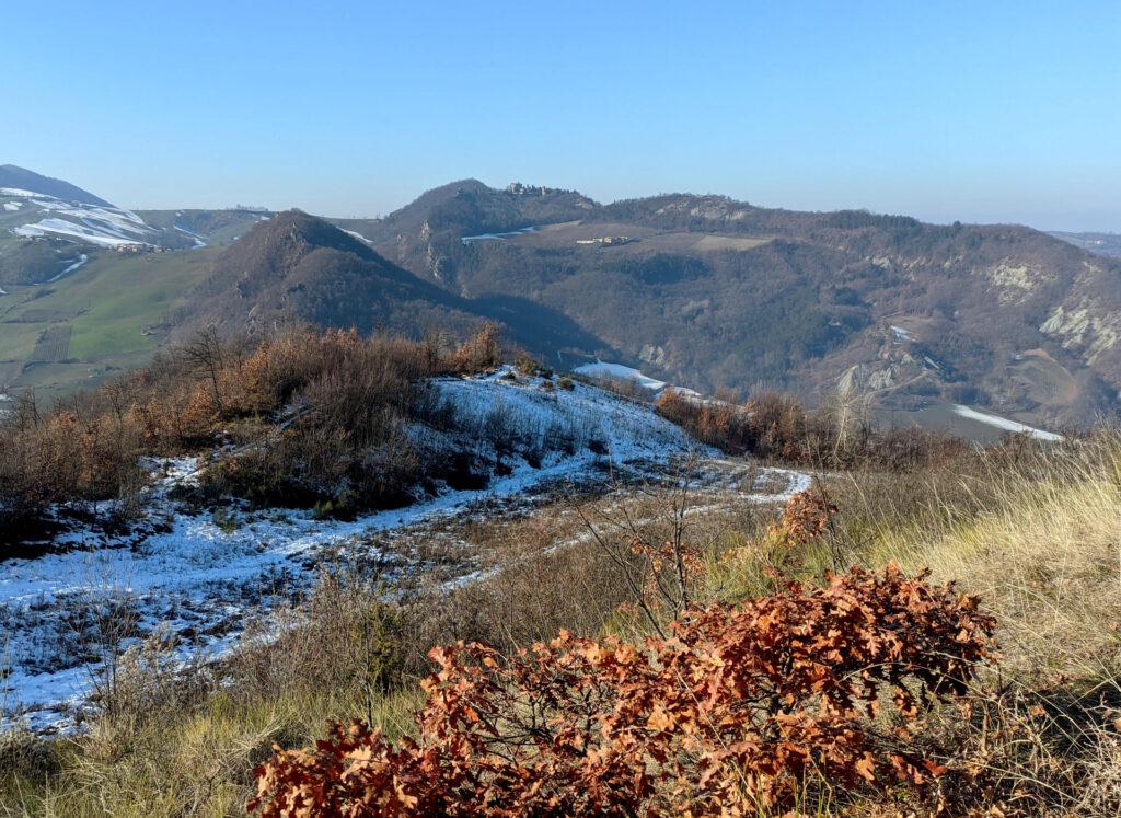 Salendo verso il Monte Sereno si può vedere il tragitto già percorso, con la Rocca d'Olgisio e il Monte San Martino
