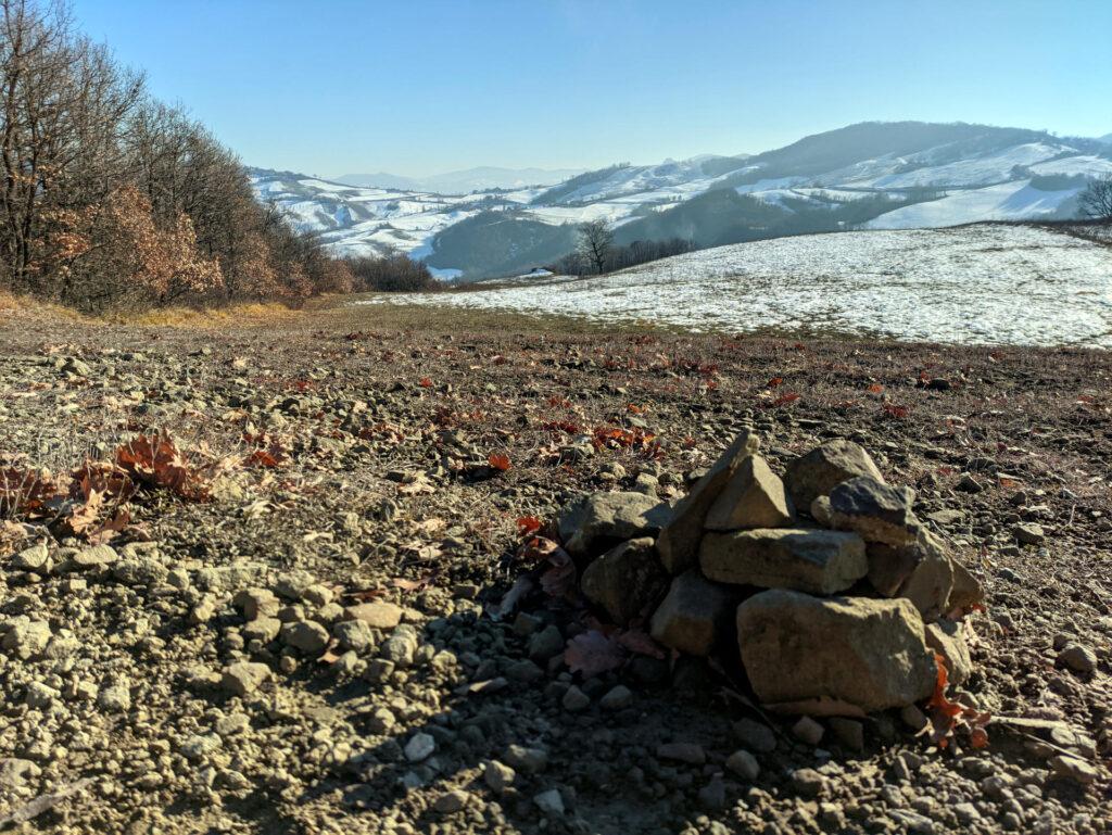 Questa è la poco significativa cima del Monte Sereno, segnata solo da un piccolo ometto