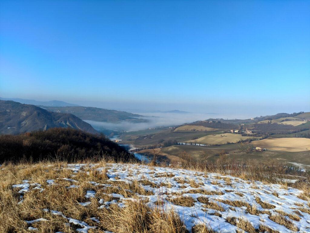 La vista verso la pianura coperta di nebbia dal punto panoramico
