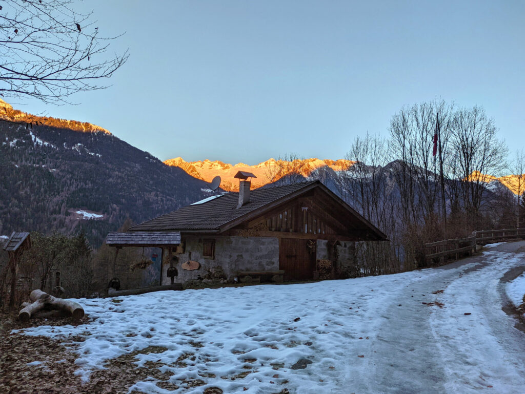 poco sotto la Malga Plan, lungo la strada, una bella baita in stile trentino