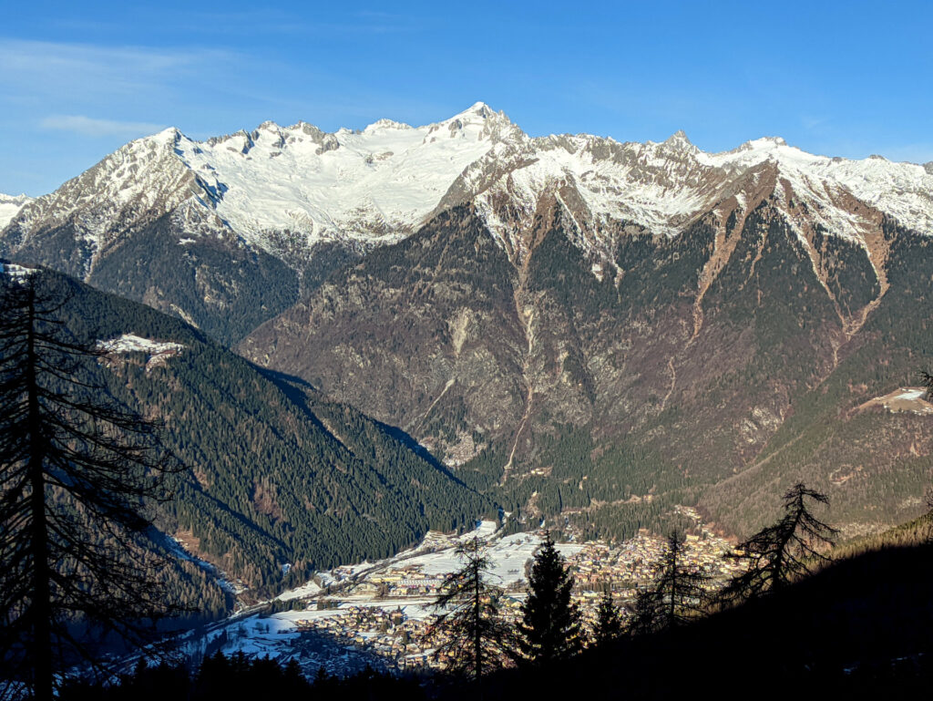 Carè Alto, Presanella, Scarpacò, Corno di Cavento: sotto l&#039;abitato di Pinzolo, appena baciato dal sole