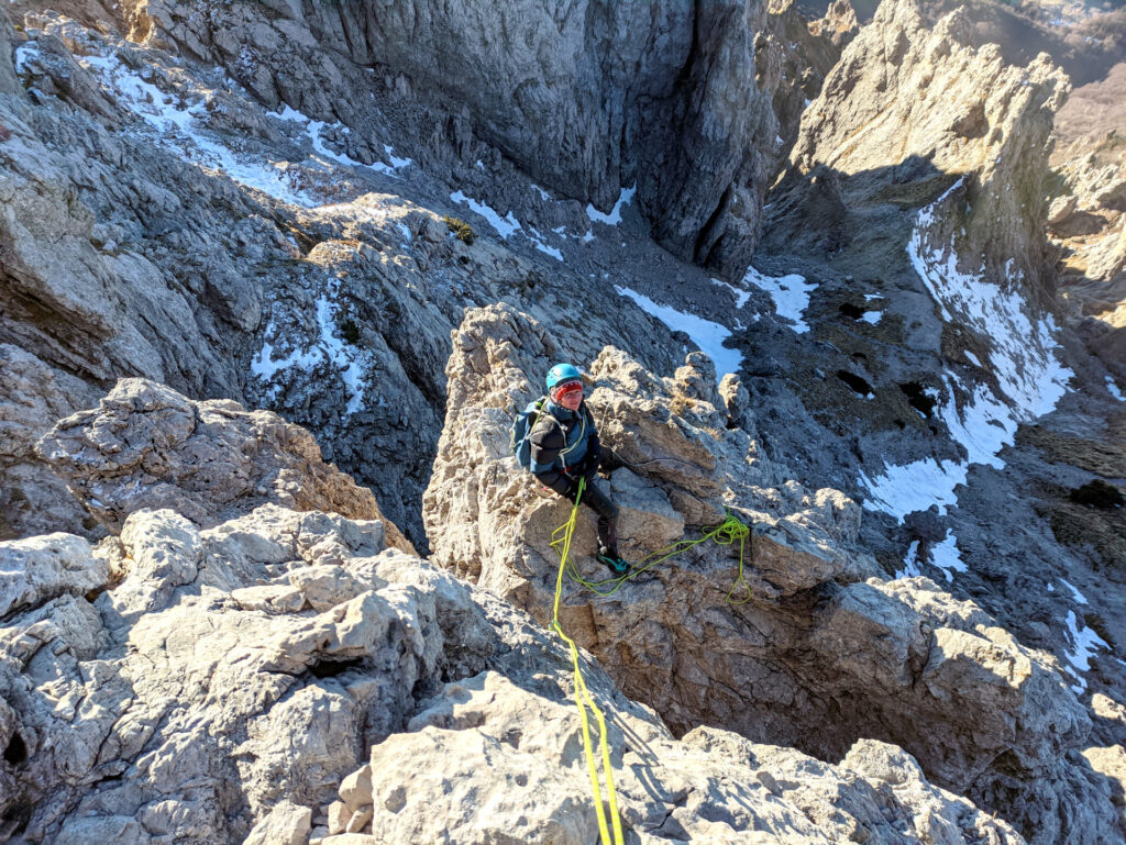 Erica fa sicura al termine del primo camino sul passaggio verticale dell'attacco