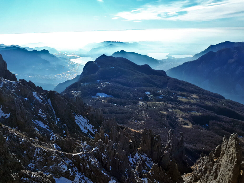 Sotto di noi la zona dei pilastri della Grignetta e sullo sfondo Lecco