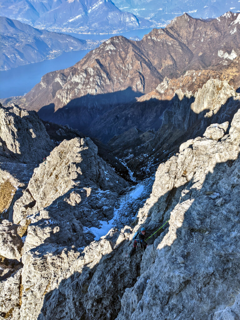 Erica in rimonta su uno dei numerosi muretti tra una sella e l'altra