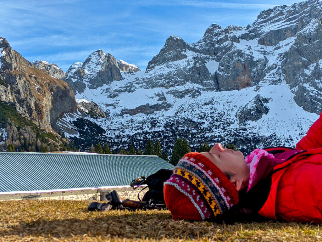 relax al sole, su una collinetta dove la neve s'è già asciugata, vista XII Apostoli