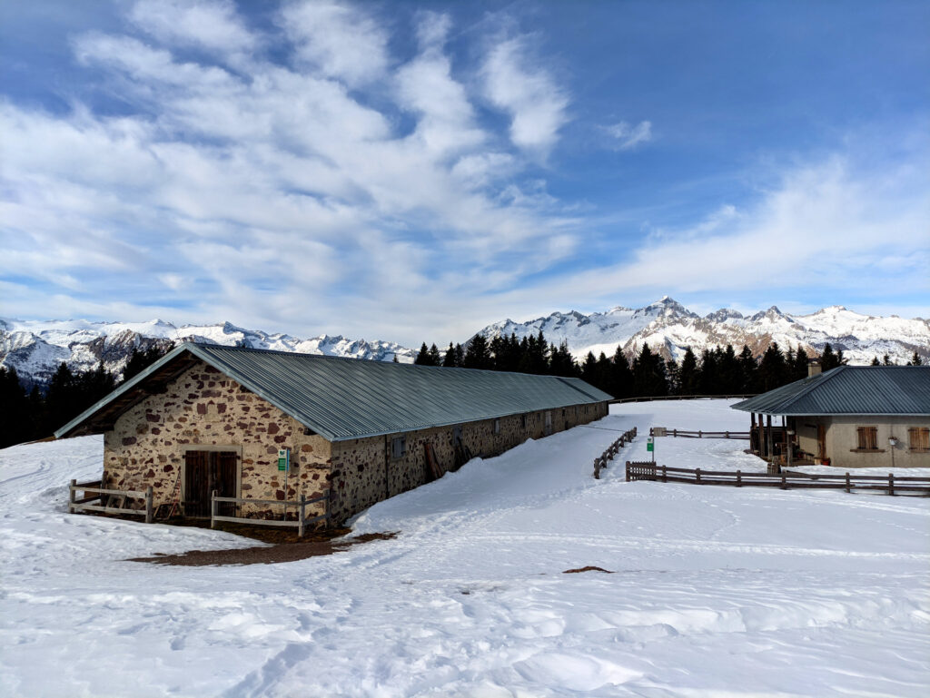 tanti saluti Malga Movlina, le mucche di qui, in estate, godono sicuramente di un bellissimo panorama