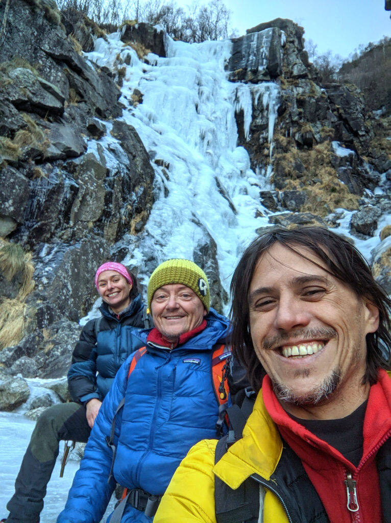 L'allegro gruppetto al termine di una lunga e divertente giornata di arrampicata che terminerà poi al Kundaluna di fronte ad una birra