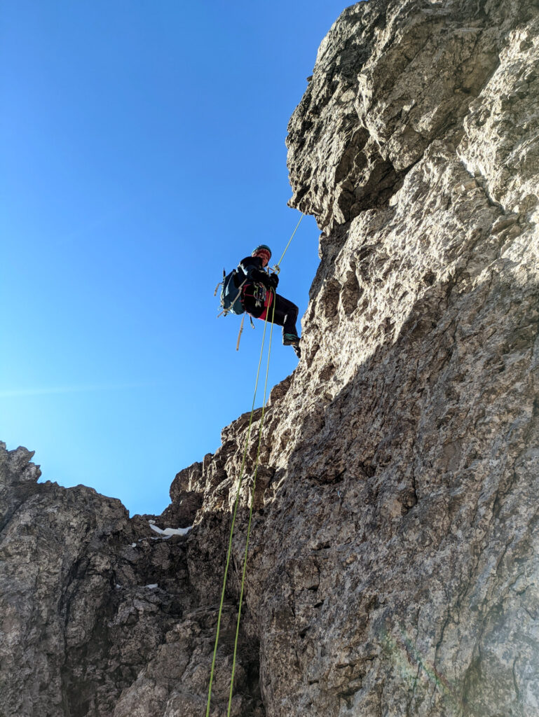 Scendiamo con un paio di brevi calate fino ad una forcelletta