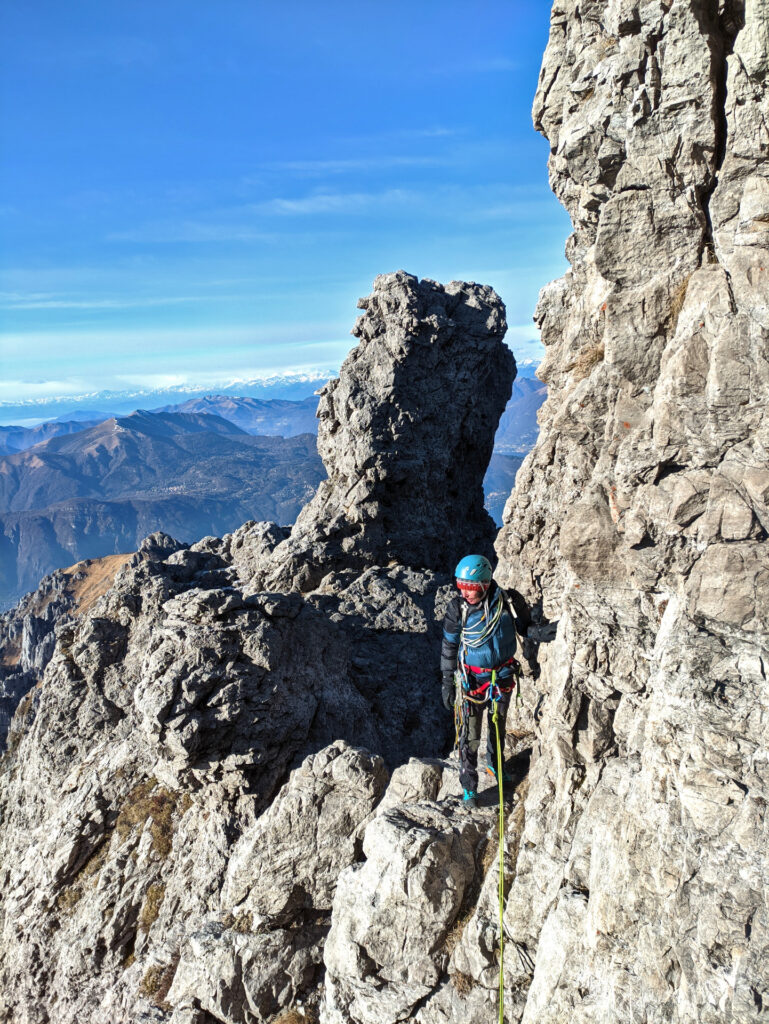 il torrione Salcazzo che si aggira a destra e che porta verso la base di un divertente caminetto