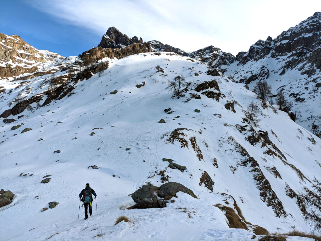 non ci resta che tornare a valle: anche pensare di raggiungere il Passo, con questa neve sfondosa, farebbe perdere troppo tempo ed energie