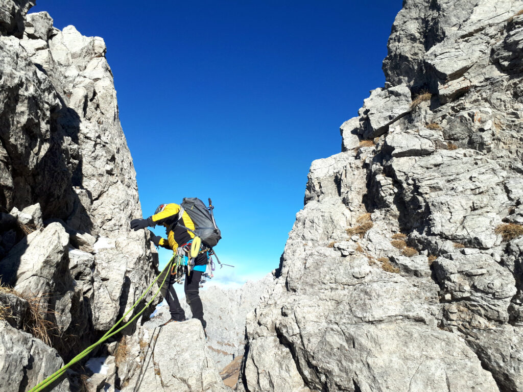 E si scende nuovamente fino alla forcella, stavolta disarrampicata obbligatoria