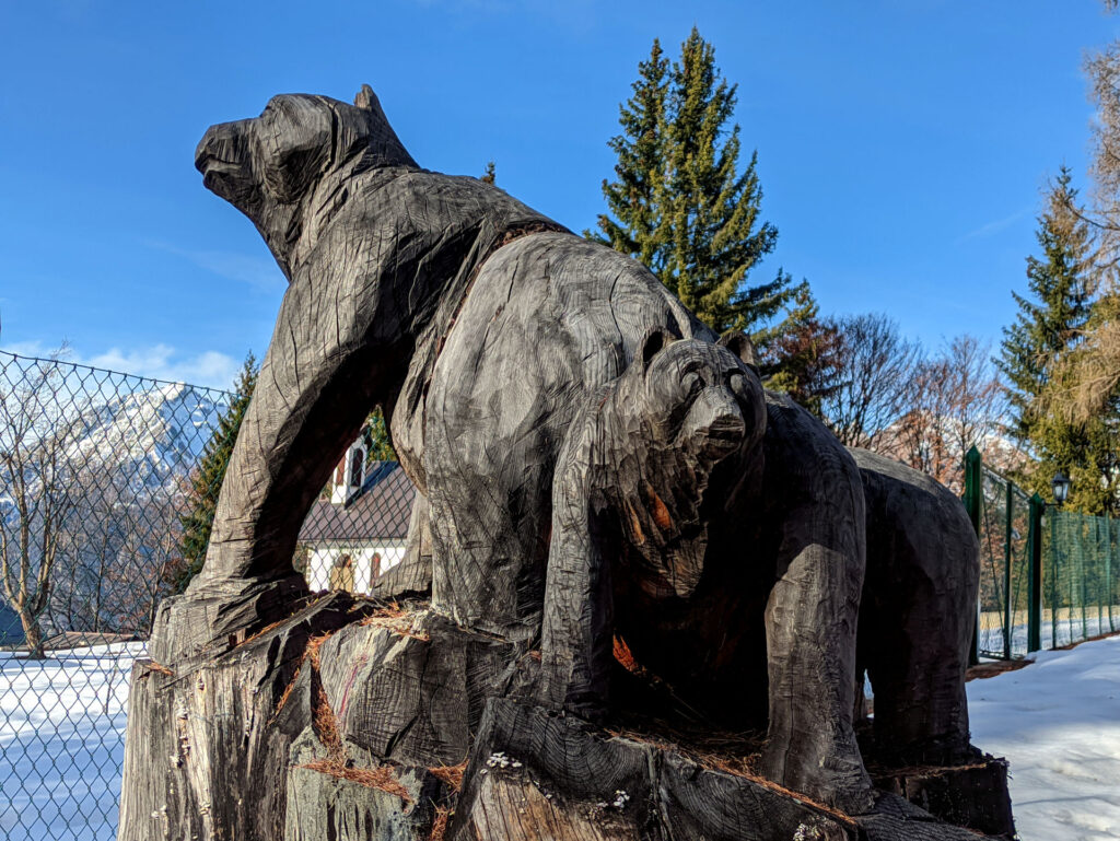 poco sotto località Mizul una scultura nel legno omaggia gli orsi, già simbolo del Parco Adamello Brenta