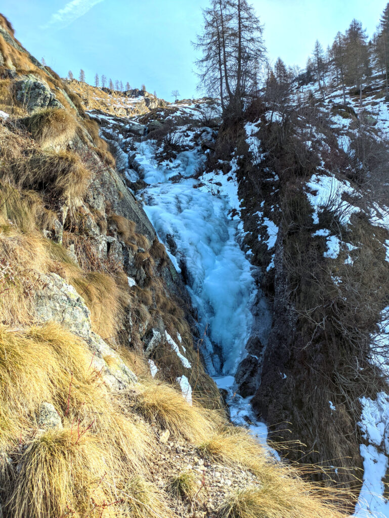 ci sono nella valle dei bei tratti di cascata ghiacciata...