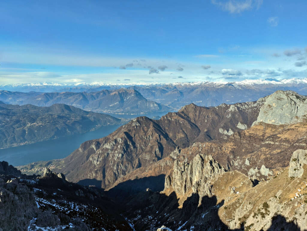 Nella giornata odierna l'arco alpino è visibile nella sua interezza, a 360°