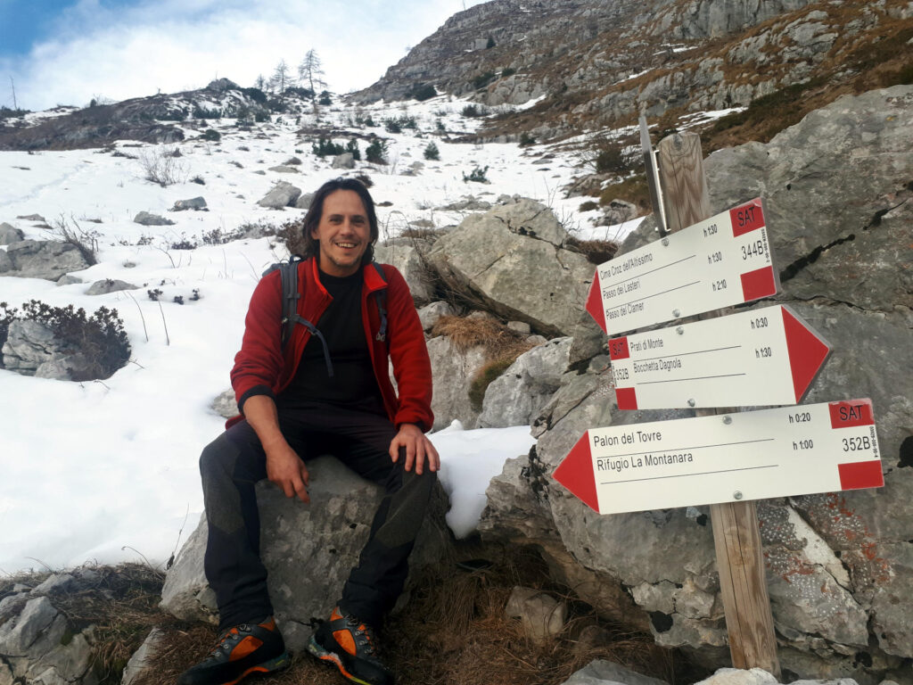 Piccola pausa lungo la faticosa salita che porta verso la base della montagna. Qui si incontrano diversi sentieri