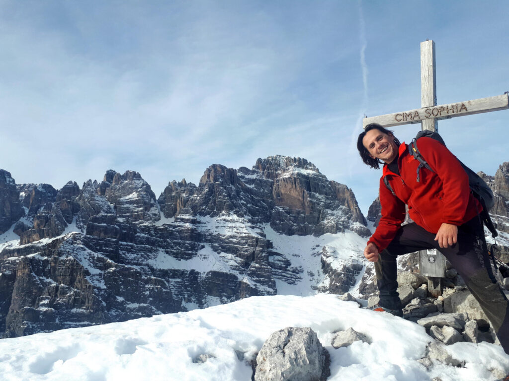 Gab, la croce di vetta e la cima Brenta sullo sfondo