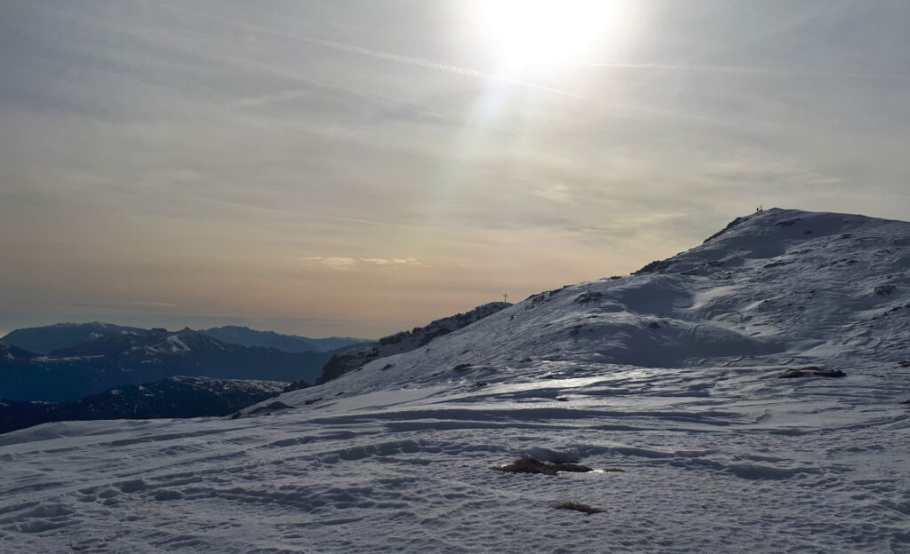 Per la discesa decidiamo di seguire la cresta e scendere al passo dei Lasteri. Da qui si vedono la cima Sophia e la cima del Croz dell'Altissimo