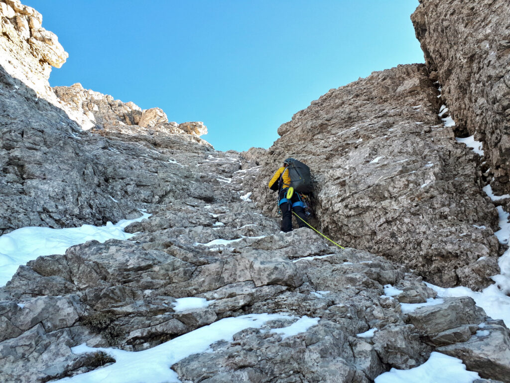 L'ultimo tratto per rimontare in cresta da qui sembra asciutto ma in realtà è totalmente ghiacciato