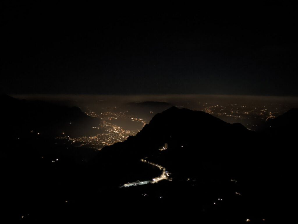 il bellissimo paesaggio notturno che si gode scendendo dalla Cermenati