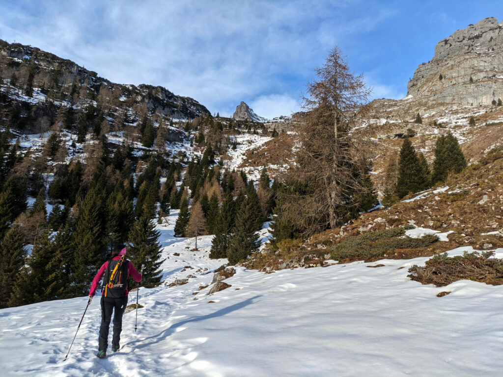 Dopo un&#039;oretta di cammino con salita costante si giunge in questa valletta dalla quale si inizia a vedere in lontananza la nostra cima