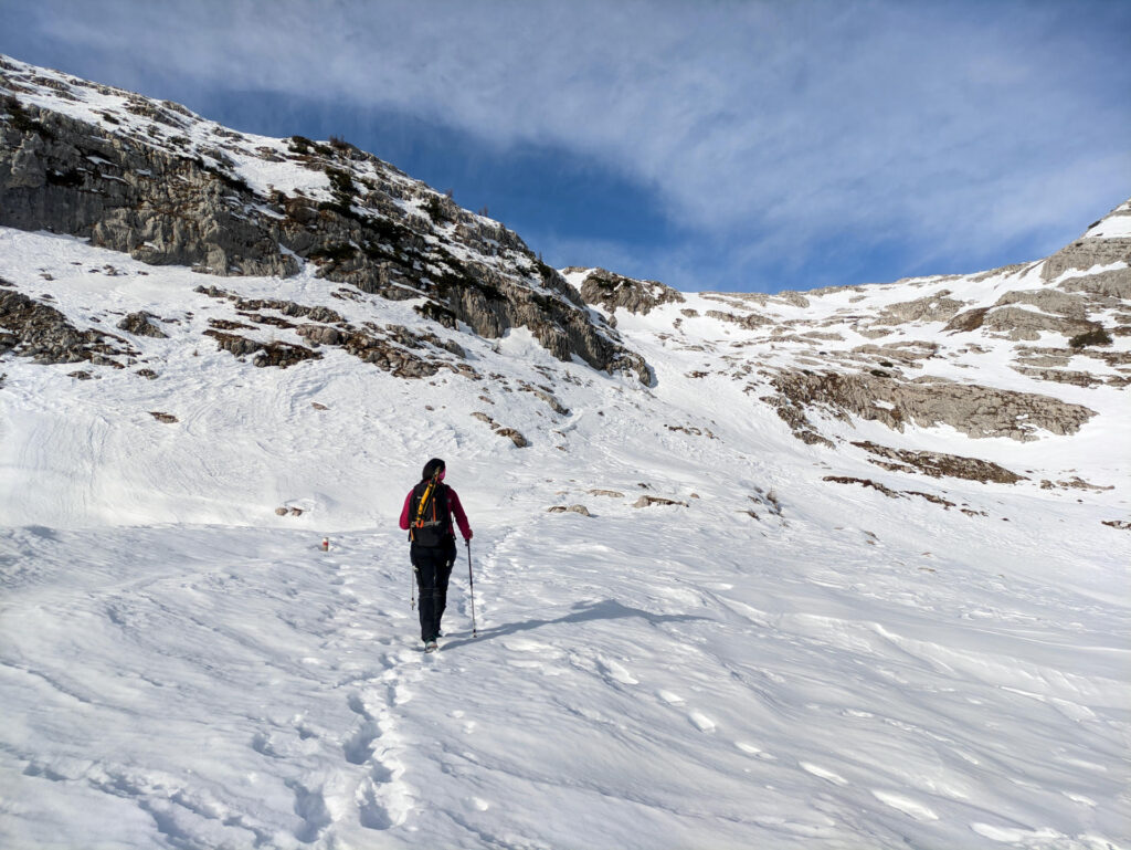 Sul fondo valle si vede il passo. Senza raggiungerlo, si sale un altro muretto e poi si devia a sinistra verso la cresta