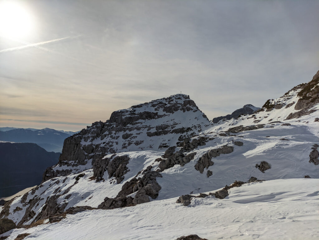 Eccola lì la cima del Croz! Bisognerà però attraversare in cresta su neve sfondosa per raggiungerla