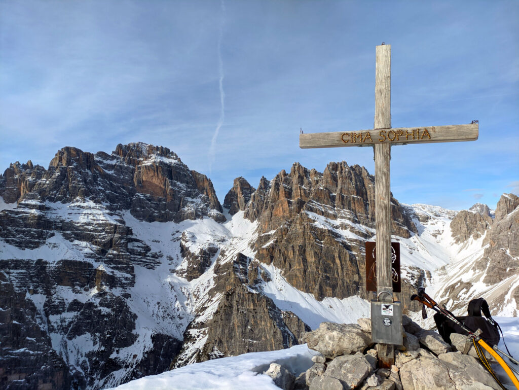 Ed eccoci finalmente in vetta! La cima Sophia rappresenta la vetta scialpinistica del Croz dell&#039;Altissimo ed è circa 30 metri più alta