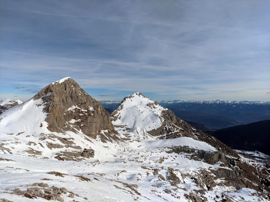 Altra bella vista della cima dei Lasteri e del Piz Galin con sullo sfondo gli altri gruppi dolomitici, ben visibili in questa giornata di cielo terso