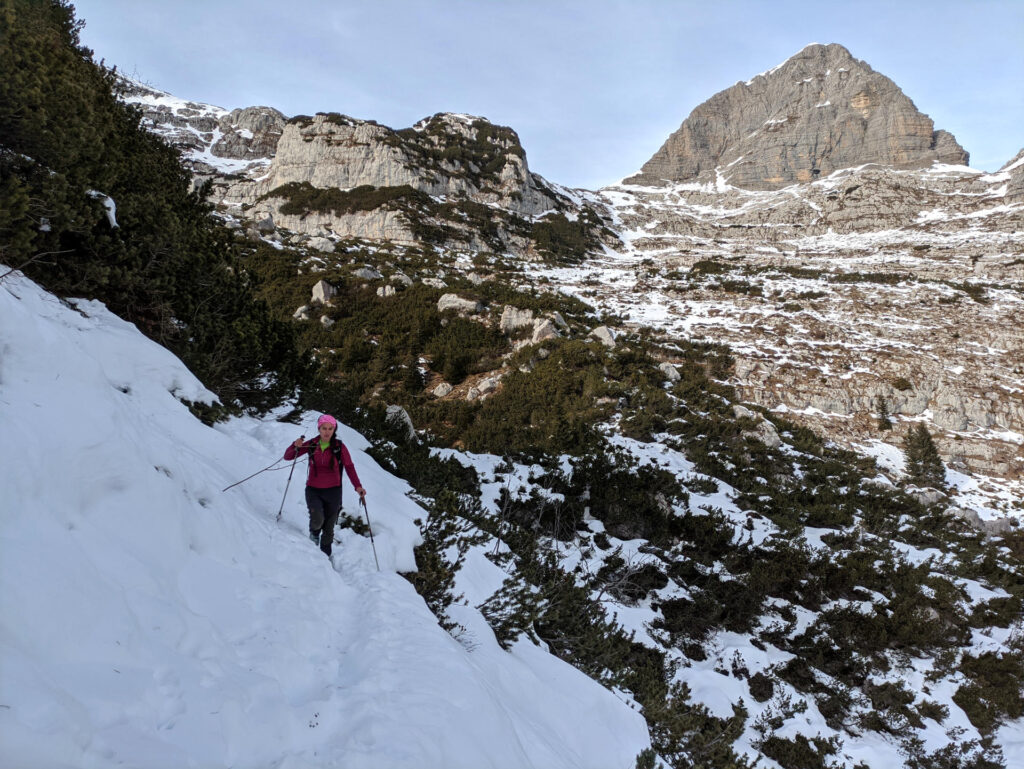 Per scendere si traversa in mezzacosta per superare un gendarme al termine del quale parte la cresta del Palon de Tovre