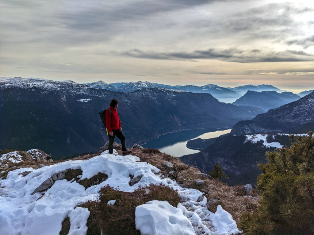 Gab con lo splendido panorama del lago di Molveno a la luce invernale del pomeriggio