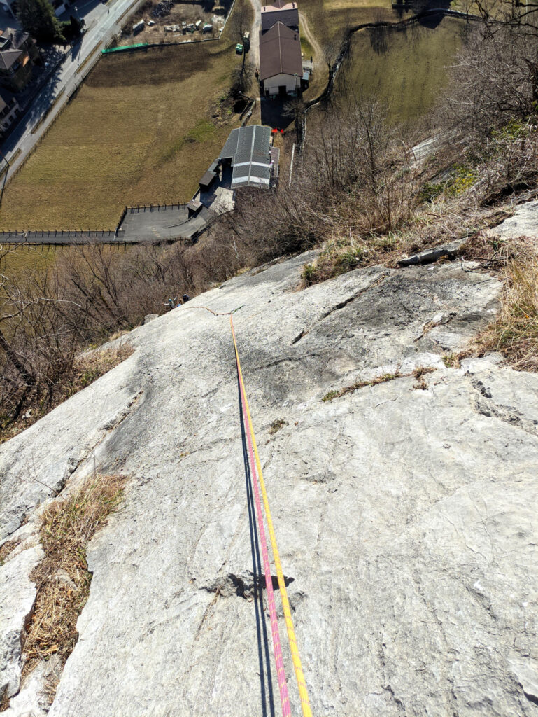 La vista della placca del brivido dalla sosta a monte. Chiodatura da assassini.... :P