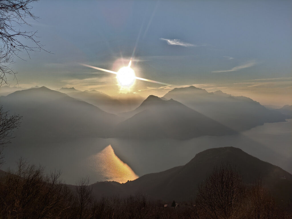 L&#039;alba sul lago appena usciti dal bosco di betulle